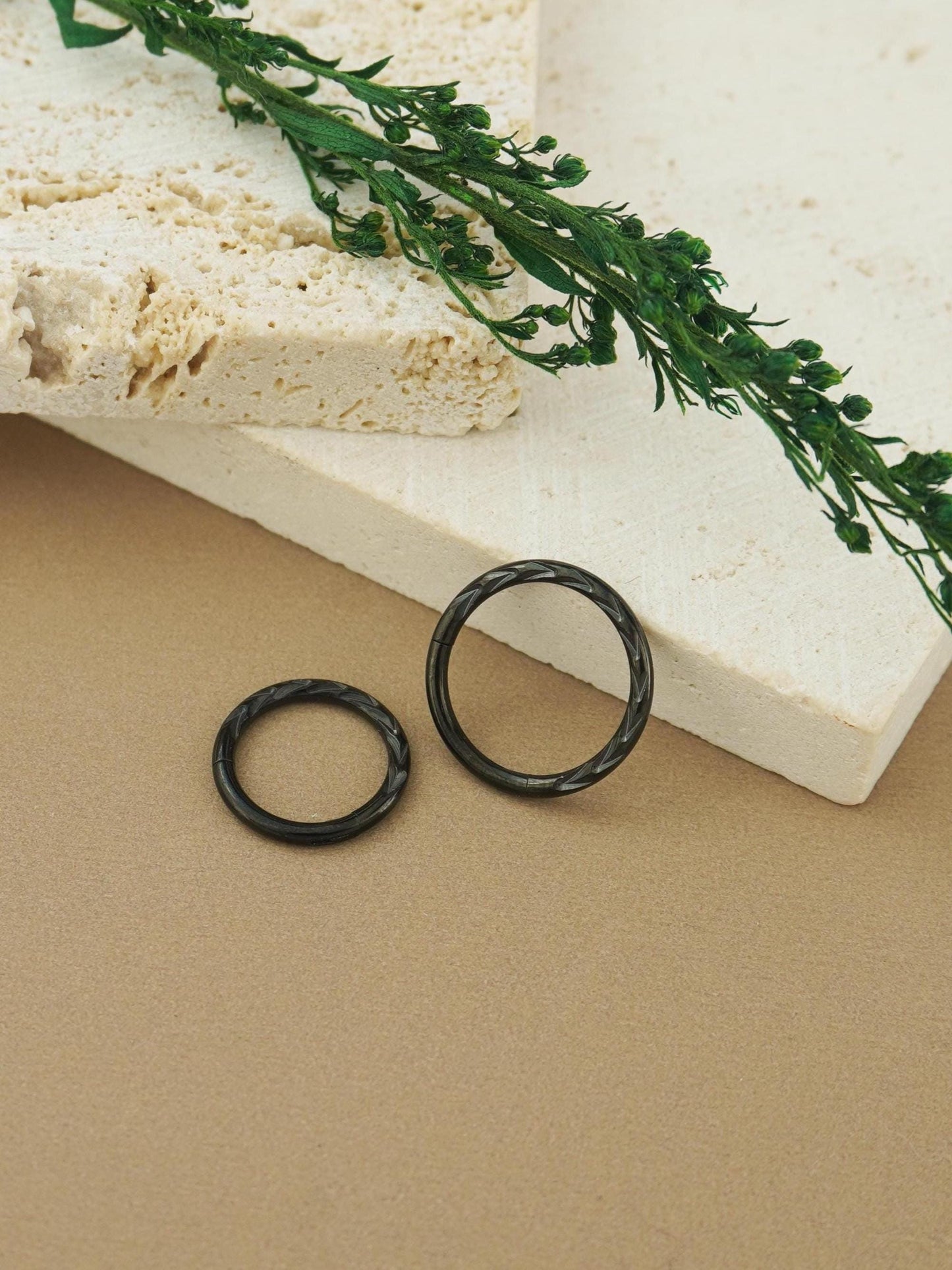 1 pc of 16G Hinged Stainless Steel Wheat Daith Earring Hoop, 4 Finishes, Arrow Helix Cartilage Clicker, Front-Facing Chevron Cut Septum Nose Ring