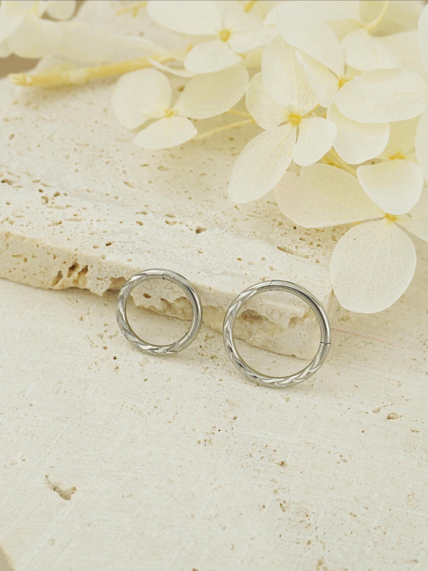 1 pc of 16G Hinged Stainless Steel Wheat Daith Earring Hoop, 4 Finishes, Arrow Helix Cartilage Clicker, Front-Facing Chevron Cut Septum Nose Ring