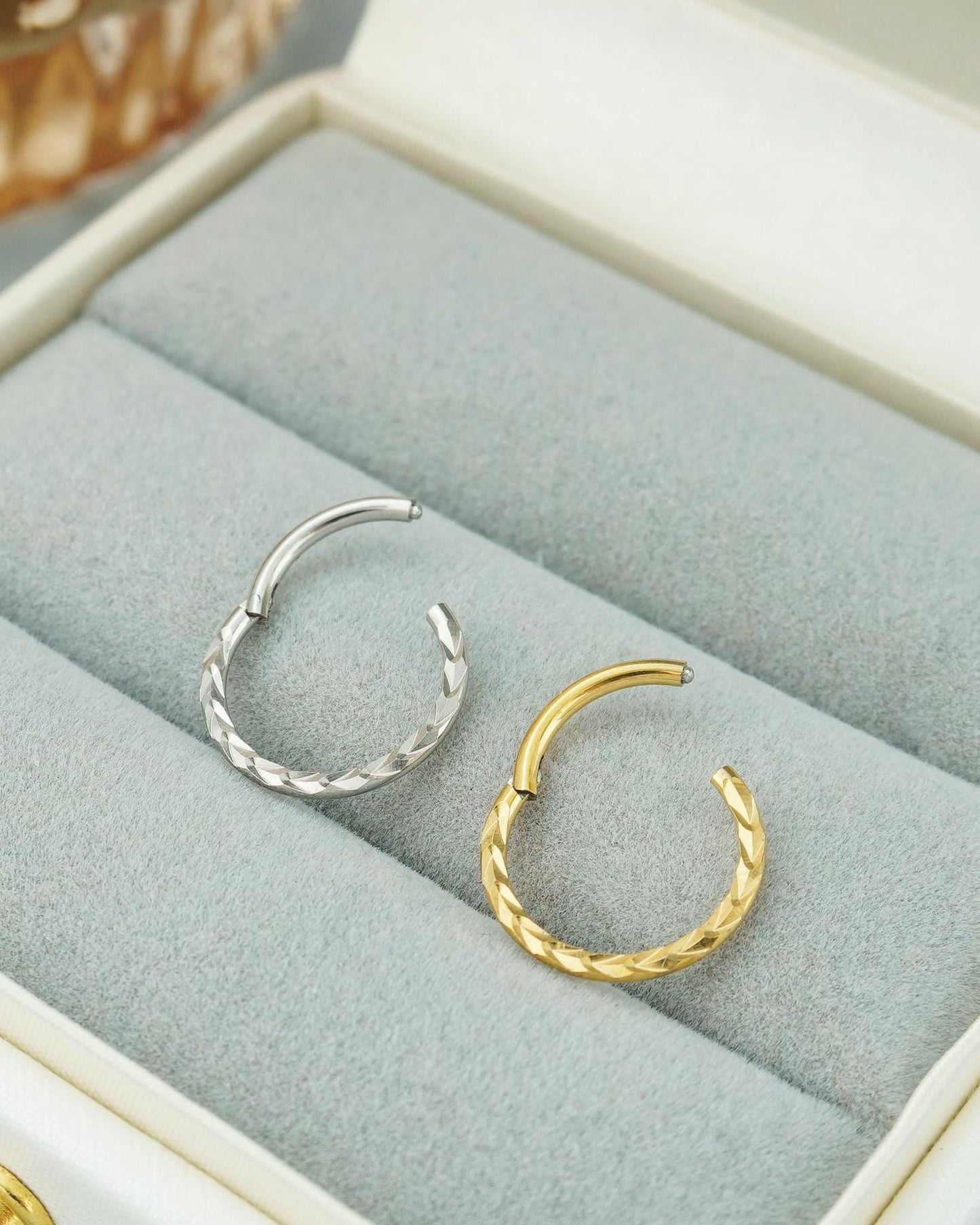 1 pc of 16G Hinged Stainless Steel Wheat Daith Earring Hoop, Arrow Helix Cartilage Clicker, Front-Facing Chevron Cut Septum Nose Ring