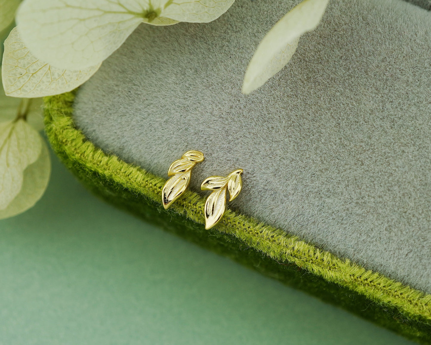 1 pc of Sterling Silver Leaf Stud Earring in 18ct Gold Plated, Tiny Delicate Nature Inspired Earlobe Cartilage Tragus Piercing Jewelry