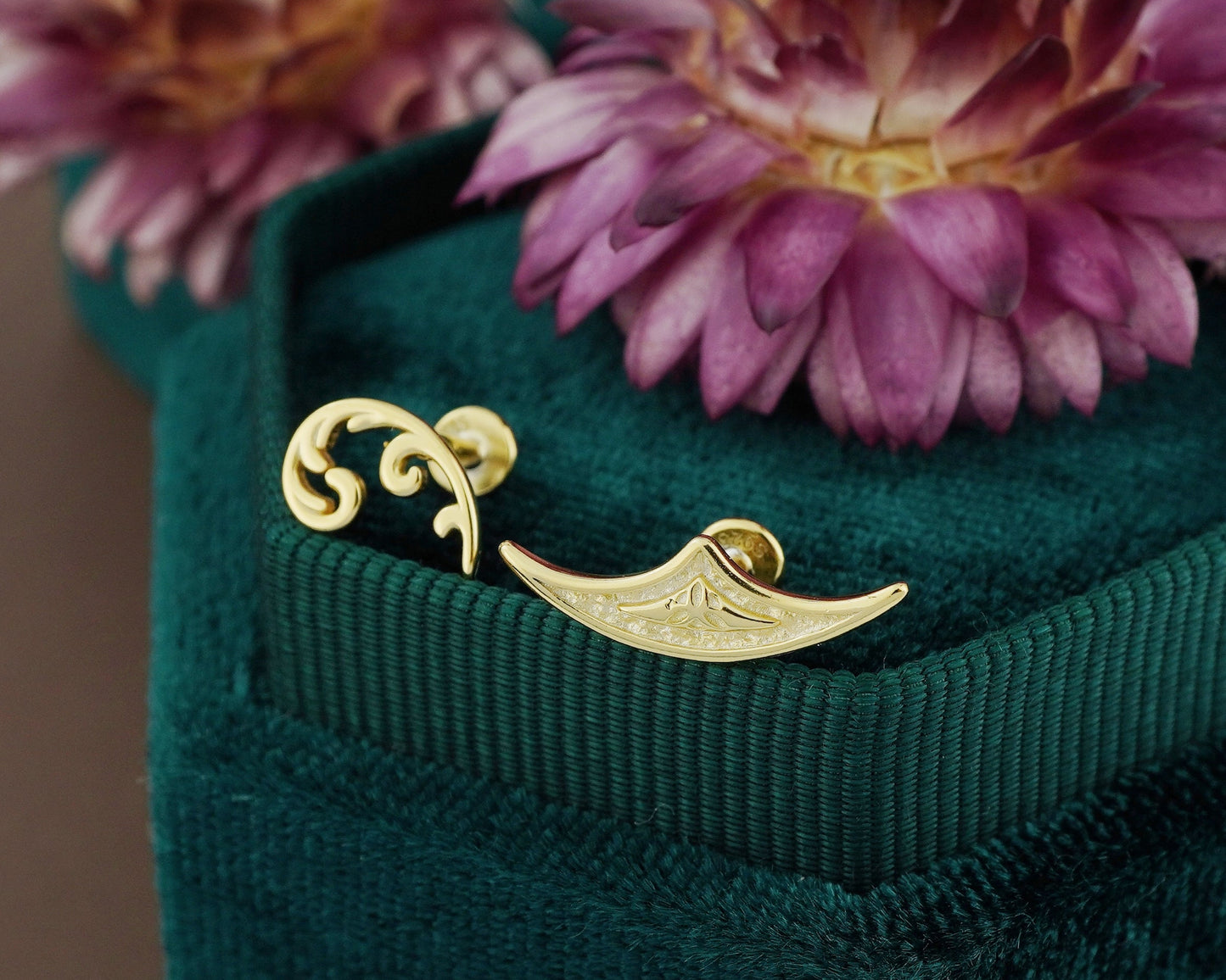 1 pc of Crescent or Baroque Swirl Ornate Design Sterling Silver Stud Earring in 18ct Gold Plated, Art Nouveau Symbolic Cartilage Piercing Jewelry