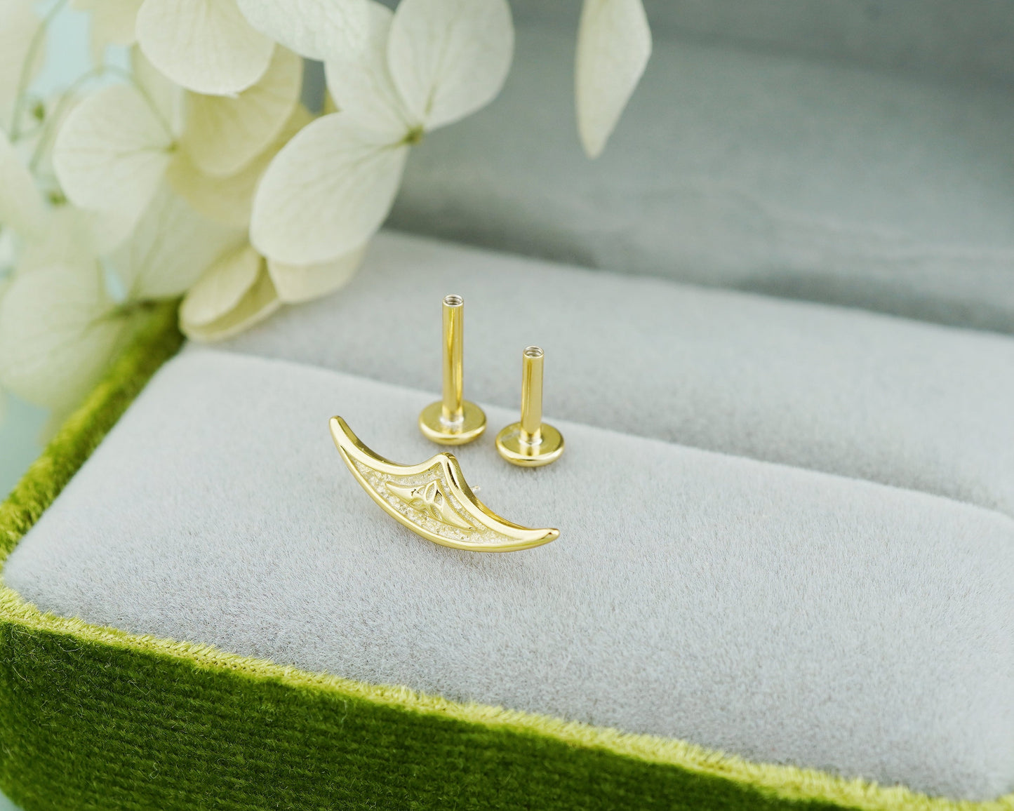 1 pc of Crescent or Baroque Swirl Ornate Design Sterling Silver Stud Earring in 18ct Gold Plated, Art Nouveau Symbolic Cartilage Piercing Jewelry