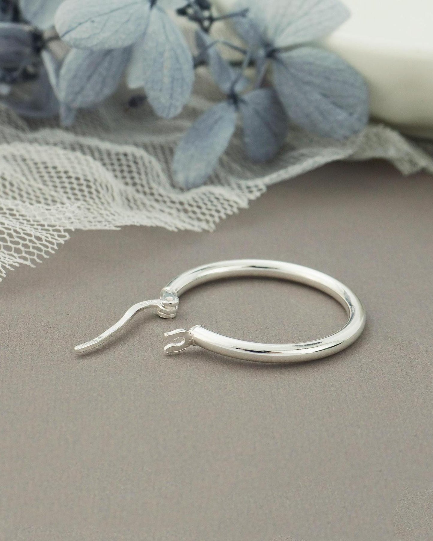 Pair of Minimalist Creole Hoop Earrings in Sterling Silver, 19mm Inner Diametre, Lever Closure Lightweight Everyday Jewelry