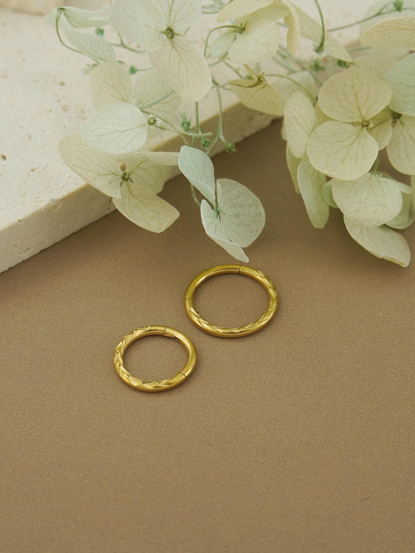 1 pc of 16G Hinged Stainless Steel Wheat Daith Earring Hoop, 4 Finishes, Arrow Helix Cartilage Clicker, Front-Facing Chevron Cut Septum Nose Ring