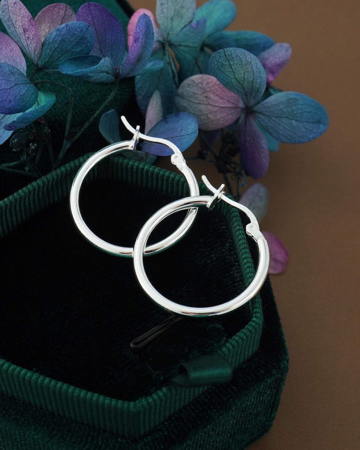 Pair of Minimalist Creole Hoop Earrings in Sterling Silver, 19mm Inner Diametre, Lever Closure Lightweight Everyday Jewelry