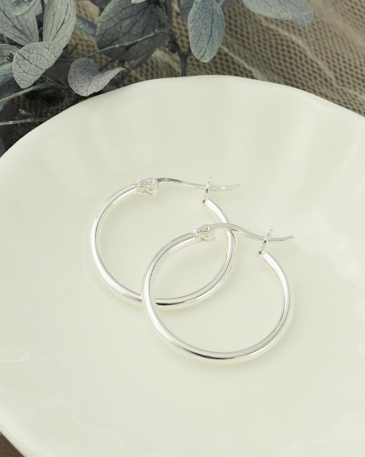 Pair of Minimalist Creole Hoop Earrings in Sterling Silver, 19mm Inner Diametre, Lever Closure Lightweight Everyday Jewelry