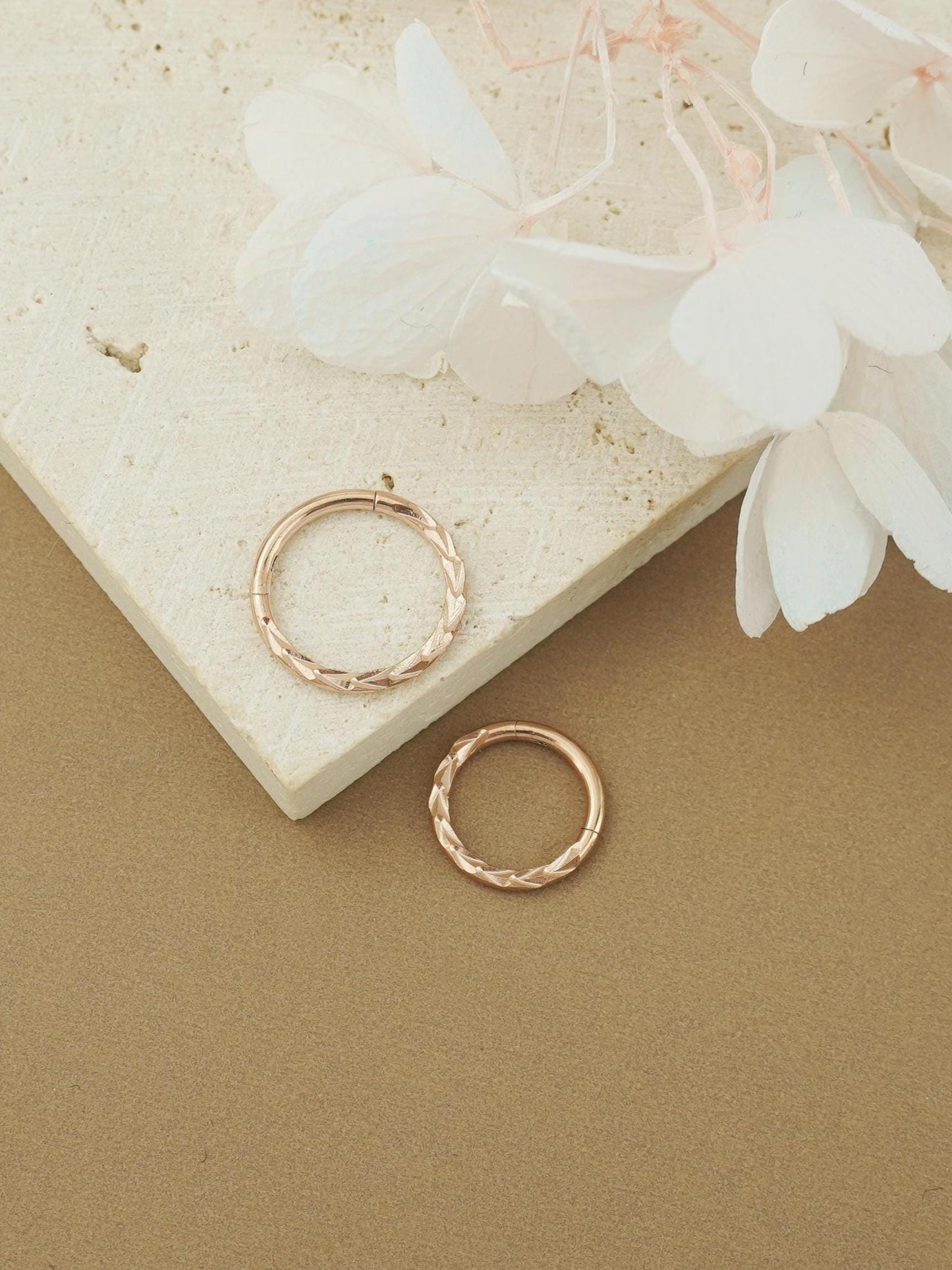 1 pc of 16G Hinged Stainless Steel Wheat Daith Earring Hoop, 4 Finishes, Arrow Helix Cartilage Clicker, Front-Facing Chevron Cut Septum Nose Ring